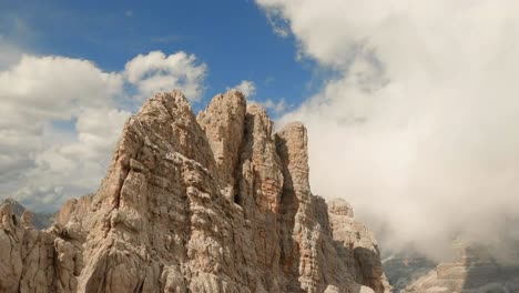 El-Dron-Se-Eleva-Hasta-La-Montaña-Lagazuoi-En-Los-Dolomitas-Italianos,-Rompiendo-El-Manto-De-Nubes-Que-Cubre-La-Escarpada-Cresta.