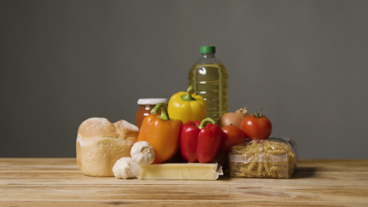 나무 표면과 흰색 배경에 있는 기본 식품 항목의 스튜디오 샷 2