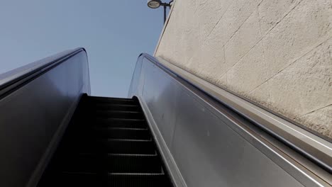 subiendo con una escalera mecánica en atenas