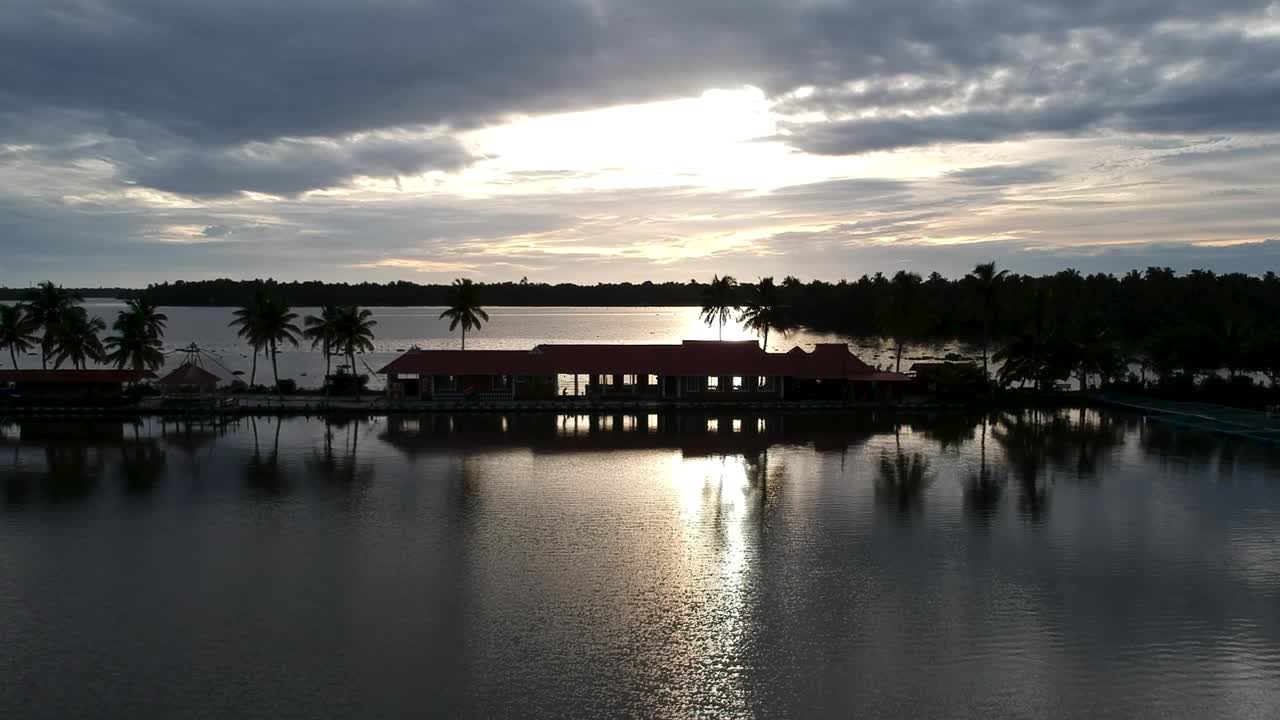 hermosa puesta de sol en el lago vembanad silueta cielo vista aérea, resort, turismo de asia, cielo