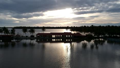 Schöner-Sonnenuntergang-In-Vembanad-See-Silhouette-Himmel-Luftbild,-Resort,-Asien-Tourismus,-Himmel