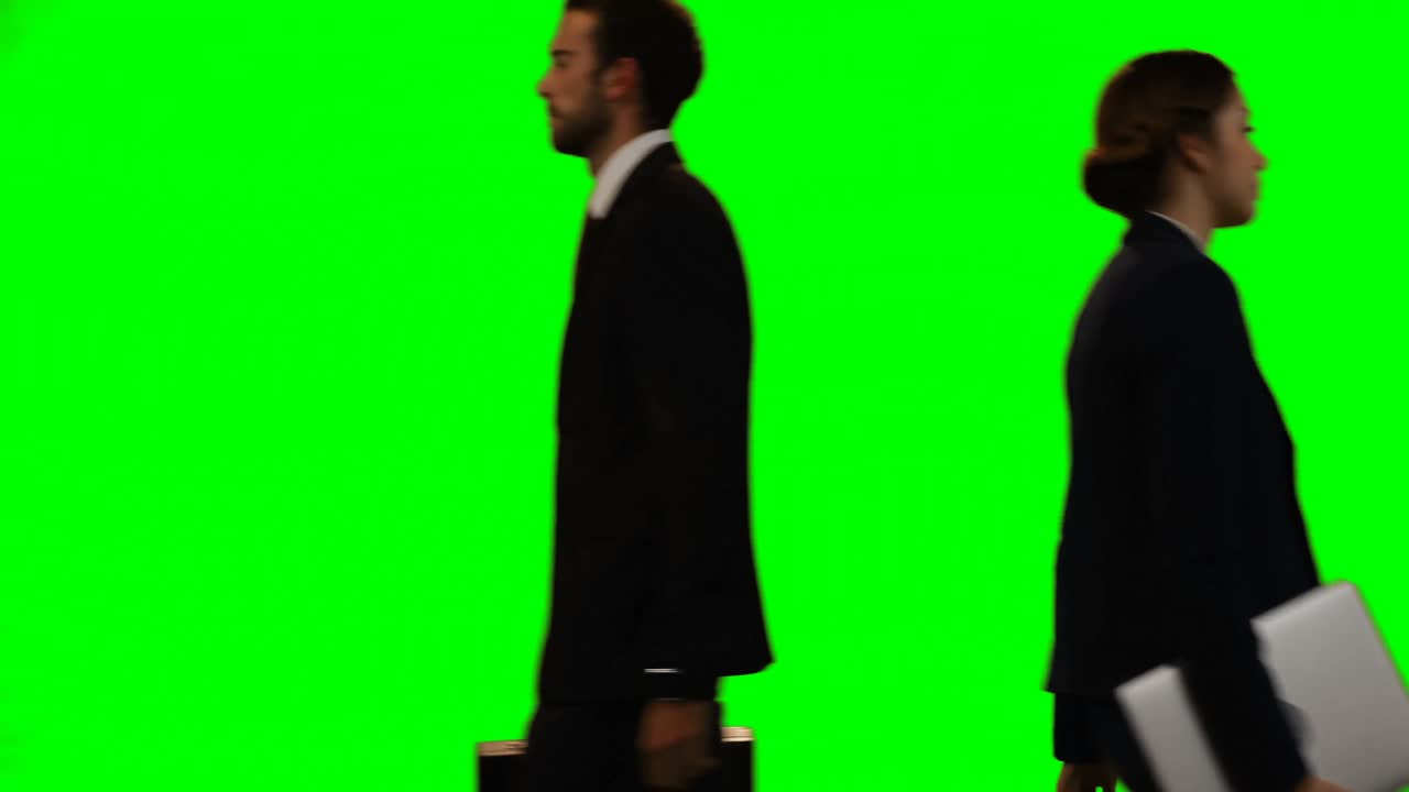 걸어다니고 다양한 활동을 하는 사업가 들