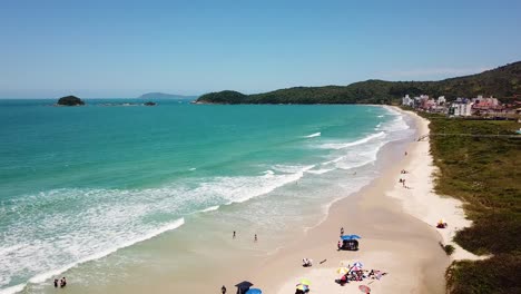 disparo lento de drones de turistas bañándose en una playa brasileña