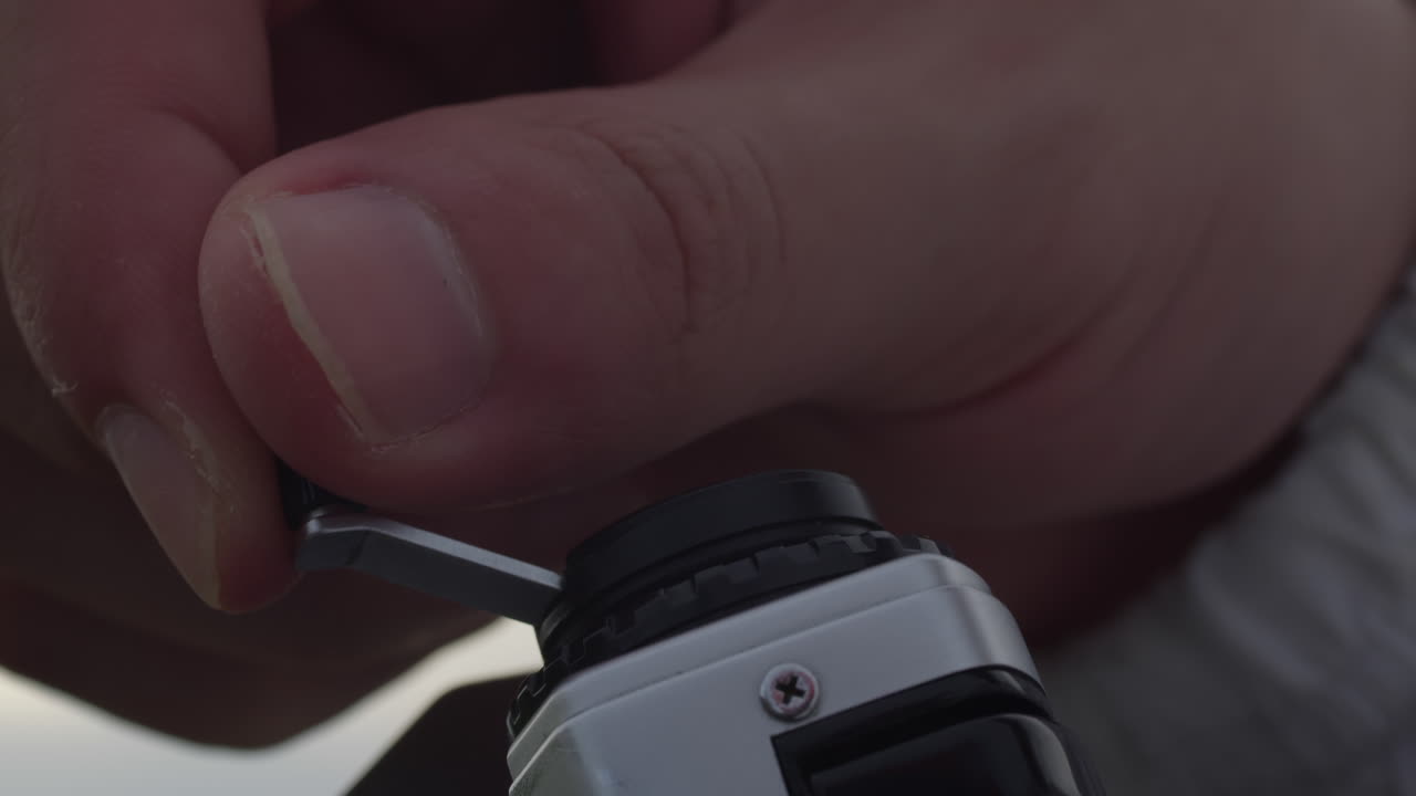 la manivela giratoria de rebobinado de la cámara slr para rebobinar la película de nuevo en el recipiente