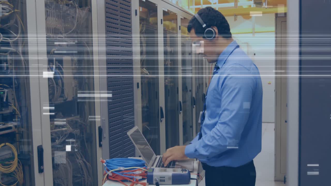 animación de glitch sobre el hombre caucásico comprobando los servidores