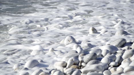 Wellen,-Die-Am-Kieselstrand-In-Griechenland-Plätschern