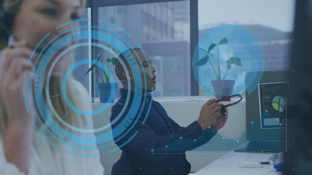 animación del procesamiento de datos con escaneo de alcance sobre diversas personas de negocios