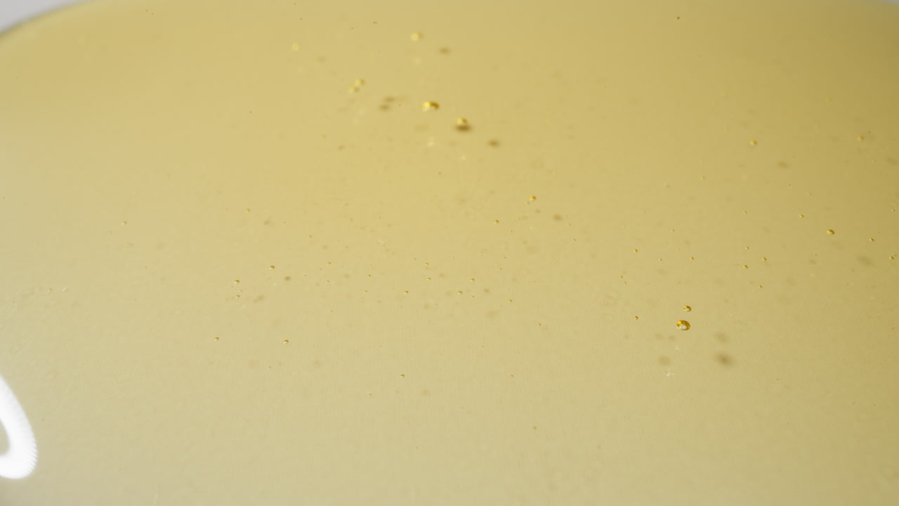 금색 액체 가 투명 한 조조바 기름 웅 ⁇ 이 에  ⁇ 여