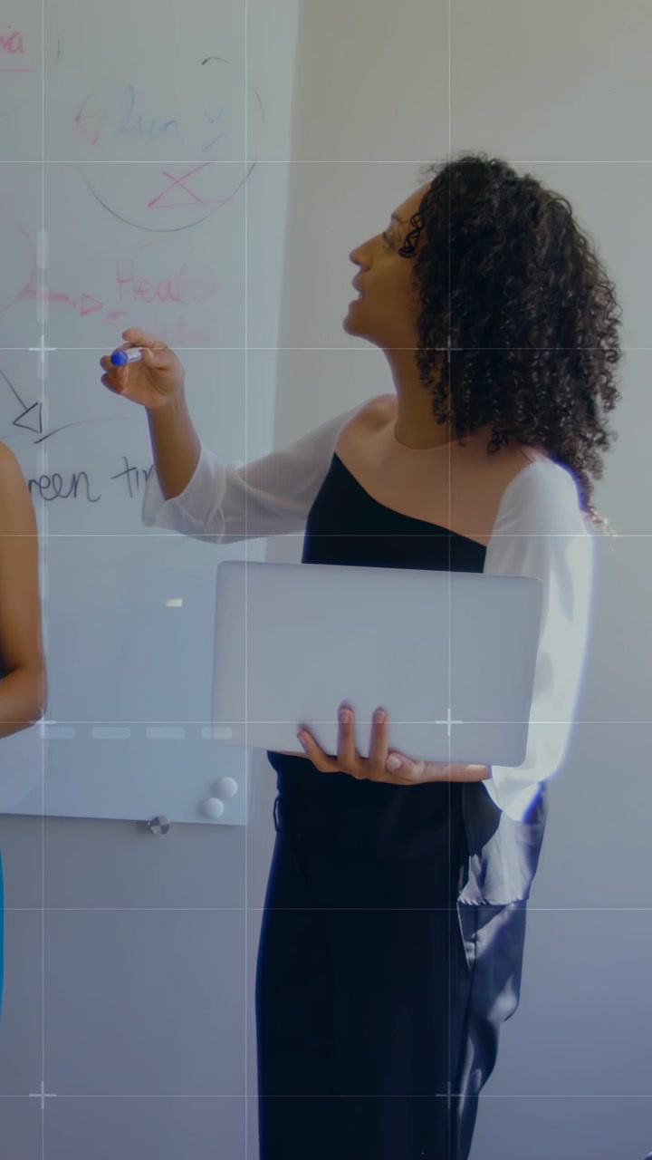Video verticale: Il leader inizia tenendo un laptop, scrive sulla lavagna, aggiunge grafici che mostrano le note del team.