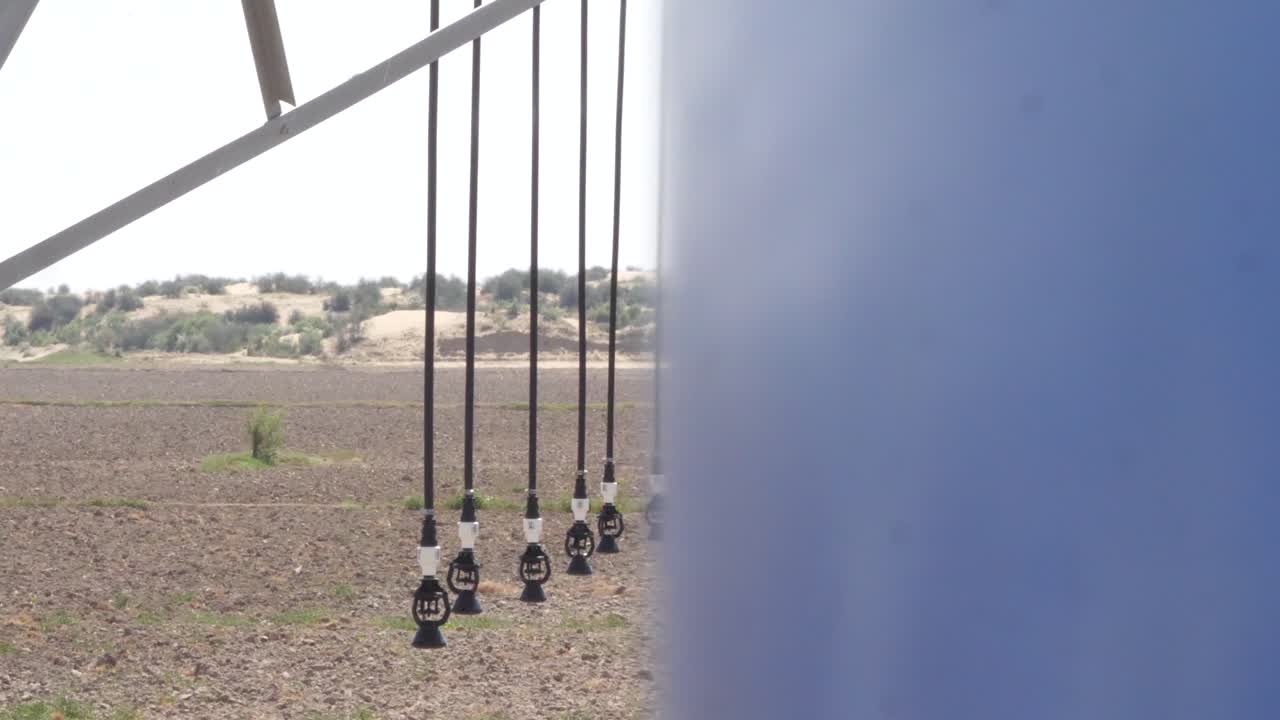 vista de cerca del pivote del aspersor en el trabajo, riego de cultivo para un mayor crecimiento