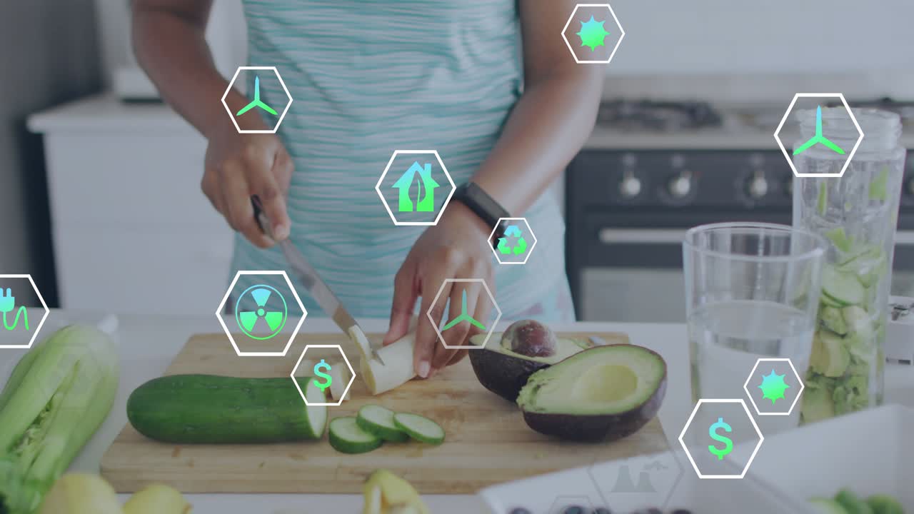 Женщина нарезает огурец кружочками на доске, подготавливая воду с добавками, а сверху наложены эко-иконки
