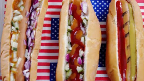 hamburguesas servidas con bandera estadounidense
