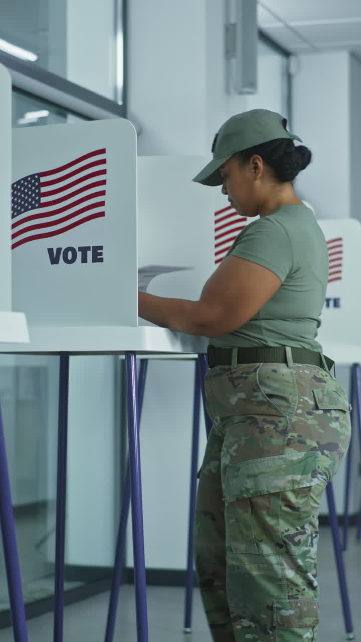 mujer asiática viene a las cabinas de votación en la oficina de la estación de votación. día de las elecciones nacionales en los estados unidos. razas políticas de los candidatos presidenciales de estados unidos. concepto de deber cívico y patriotismo. dolly shot.