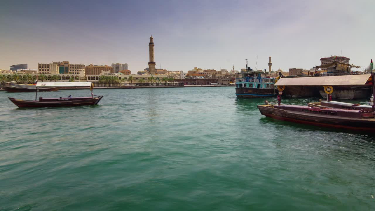 dubai ciudad día deira arroyo bote paseo panorámico 4k lapso de tiempo emiratos árabes unidos