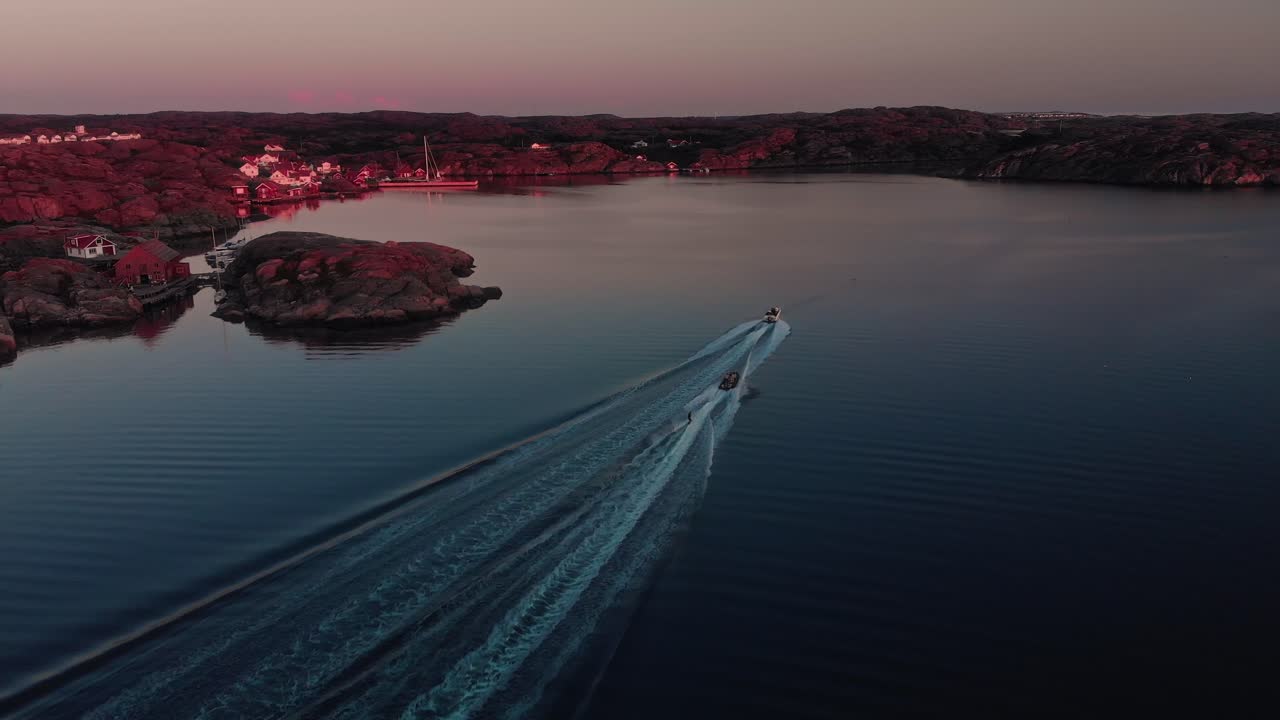 drone vuela sobre el archipiélago sueco al atardecer en skarhamn con esquís acuáticos