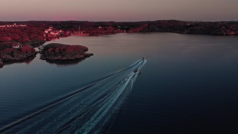 Drohne-Fliegt-Bei-Sonnenuntergang-In-Skarhamn-Mit-Wasserskiern-über-Den-Schwedischen-Schärengarten