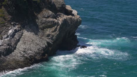 Slo-Mo-Olas-Rompiendo-Contra-Las-Olas-En-Big-Sur