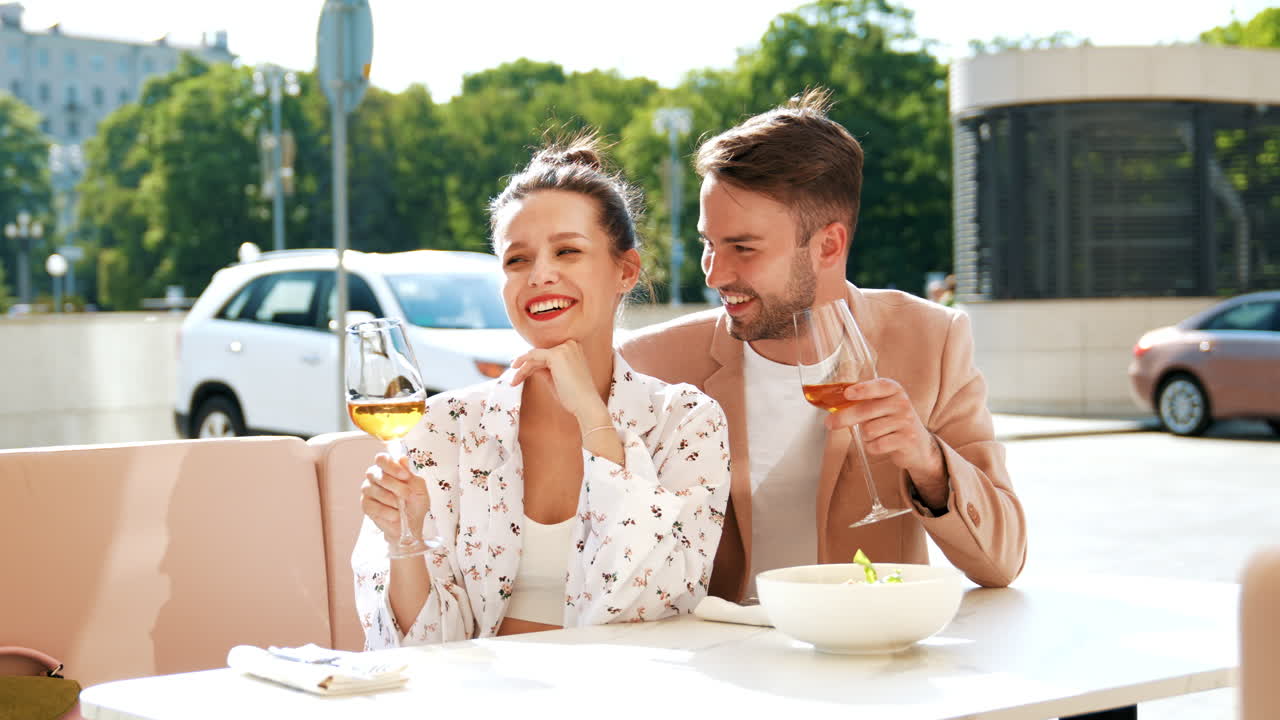 Coppia che si gode un pranzo romantico all'aperto