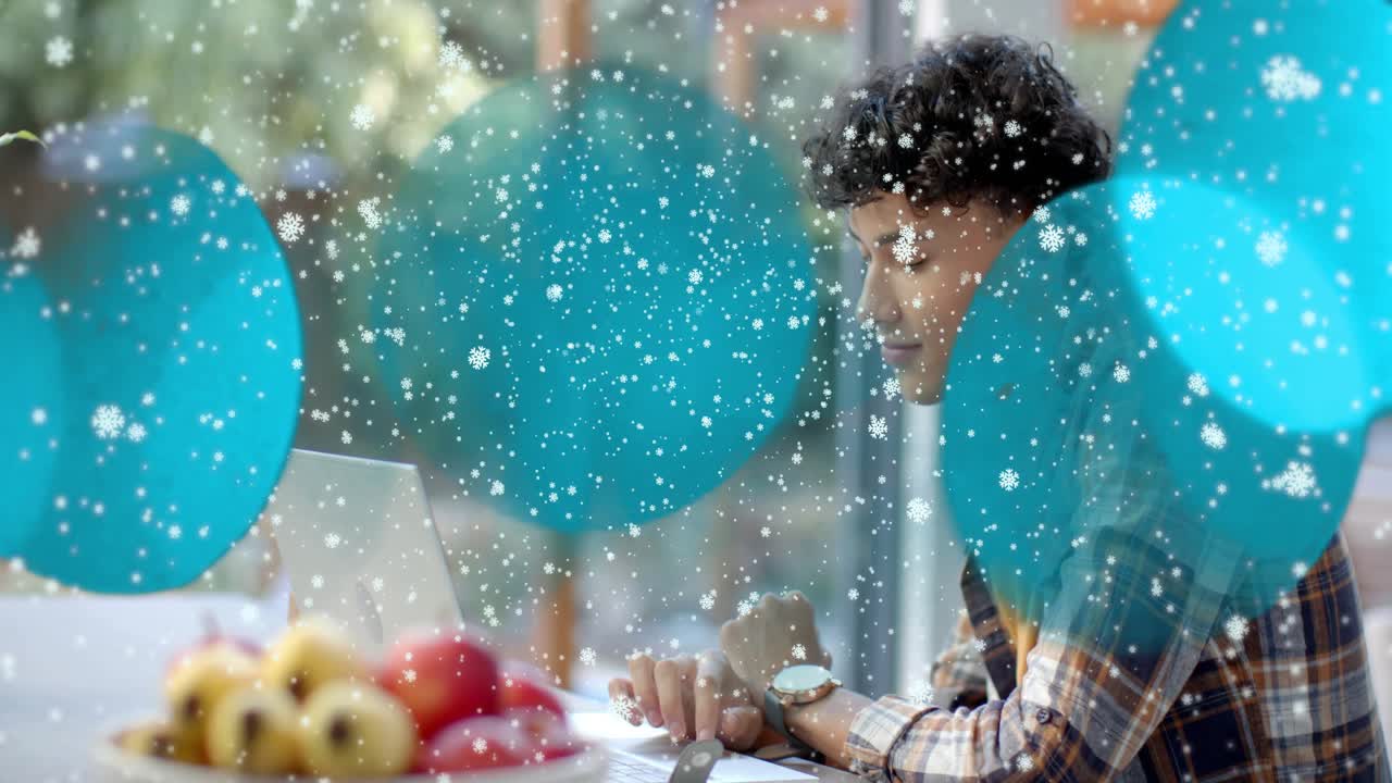 Seorang pelajar belajar menggunakan laptop di dekat kaca, lingkaran berwarna turquoise muncul dan salju bertambah menghalangi pandangan