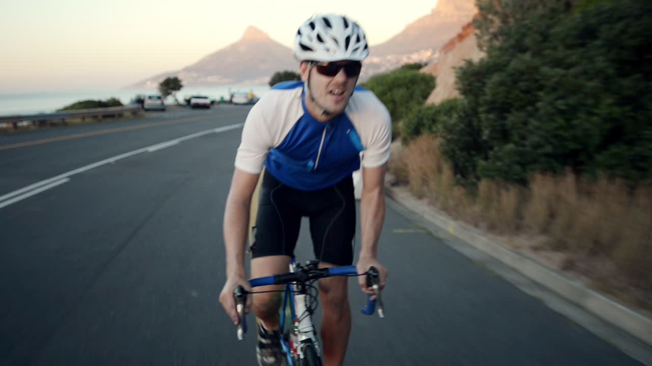 hombre saludable en bicicleta de carretera en bicicleta al aire libre fitness steadicam shot
