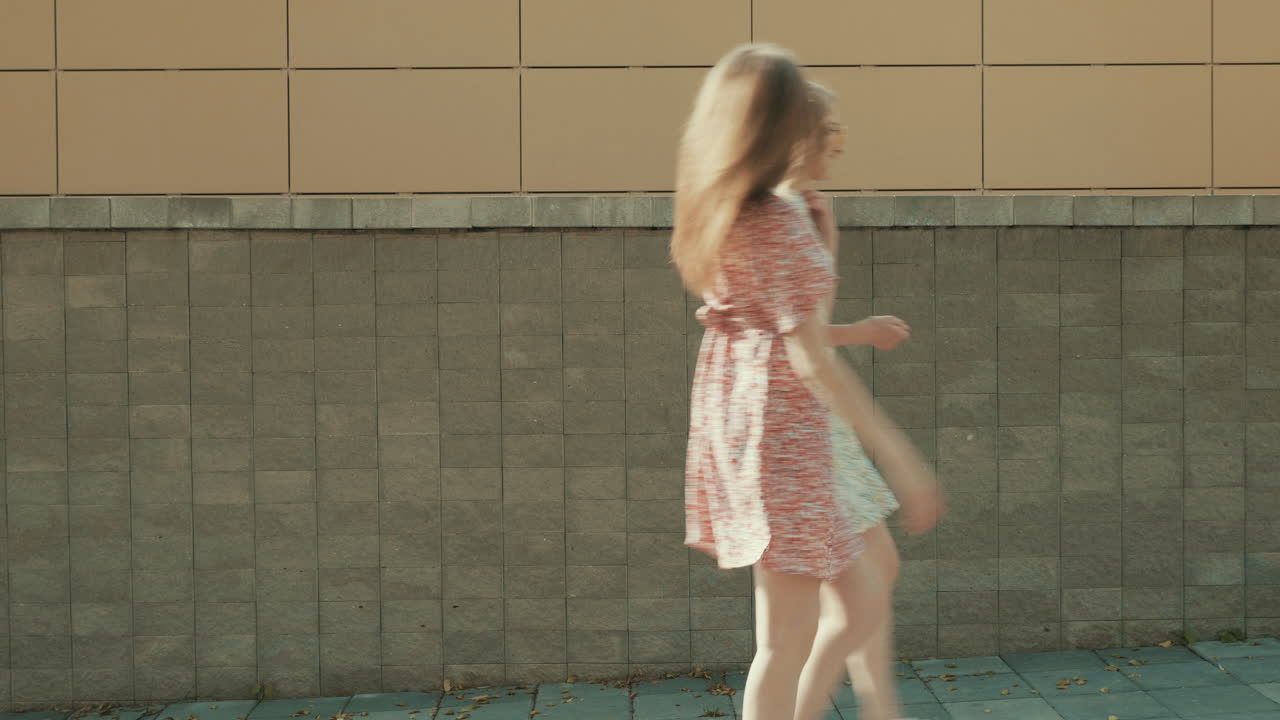 거리에서 고 있는 두 여인