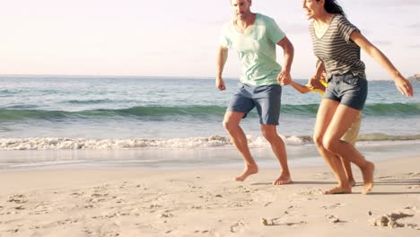 Glückliche-Familie,-Die-Auf-Dem-Sand-Spaziert