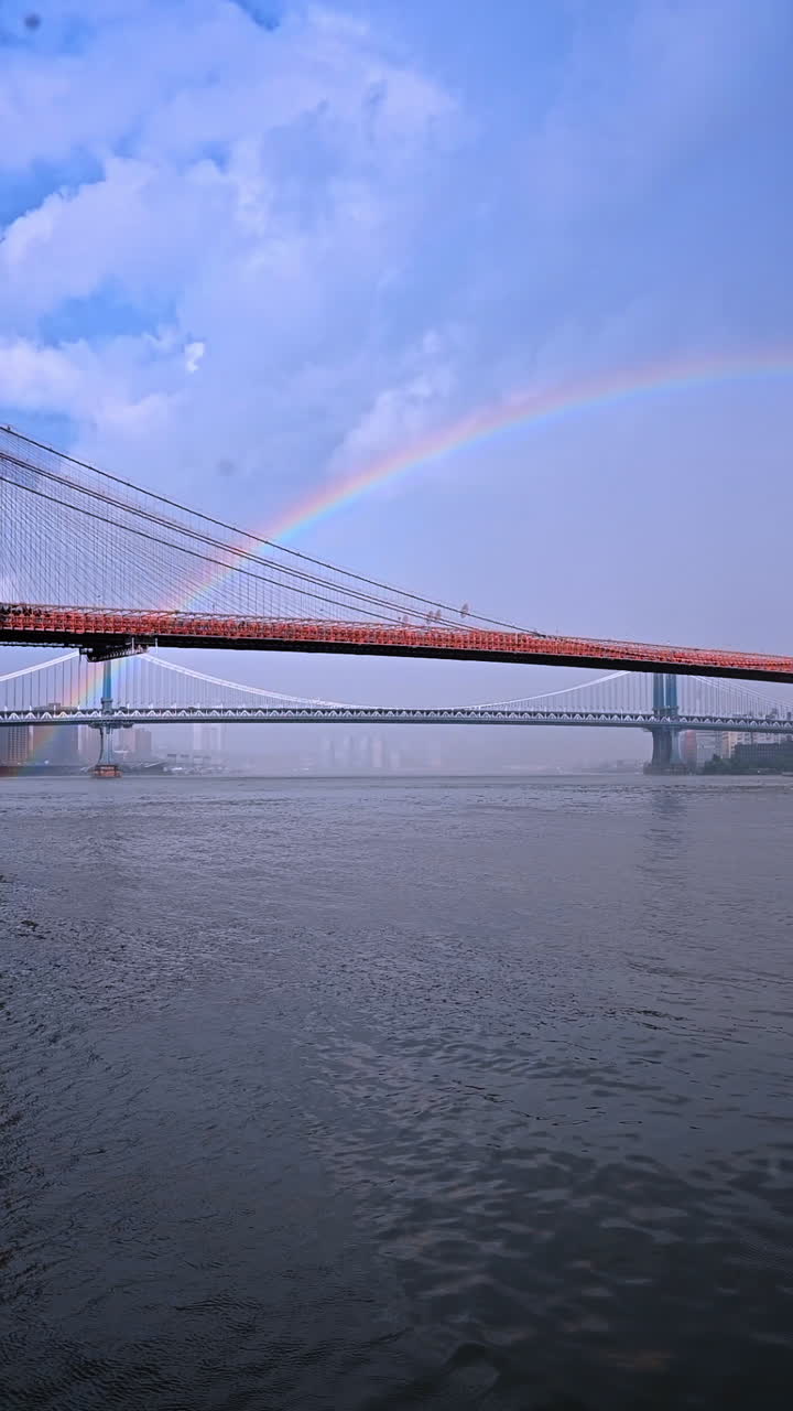 Ponte di Brooklyn con arcobaleno sull'East River, New York. Un bellissimo arcobaleno appare sopra il Ponte di Brooklyn