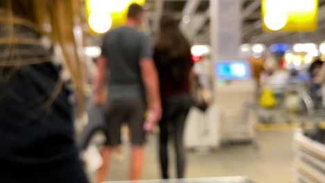bulldog francés en carrito de compras mientras espera en la cola en el supermercado