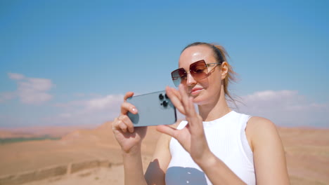mujer tomando fotos en el desierto
