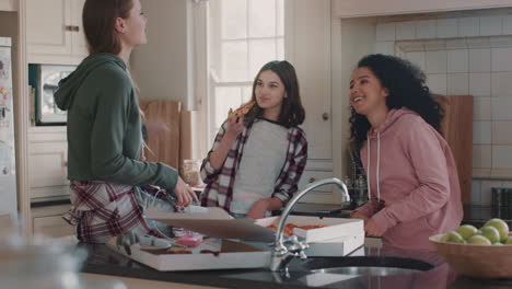 Un-Grupo-De-Chicas-Adolescentes-Comiendo-Pizza-En-La-Cocina-Divirtiéndose-Charlando-Juntas-Compartiendo-El-Estilo-De-Vida-Con-Amigos-Disfrutando-Relajándose-En-Casa