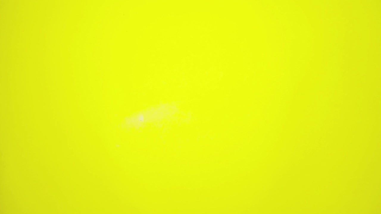 animación de movimiento de parada de auriculares rojos en fondo de papel amarillo claro plana colocación mínima vista superior bucle video lapso de tiempo