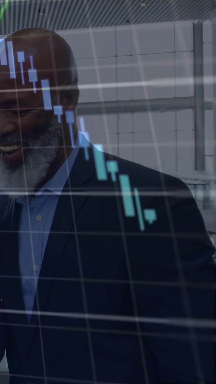 Vertikal video: CEO tjekker telefon og griner i atrium, finansdiagrammer overlejrer glas.