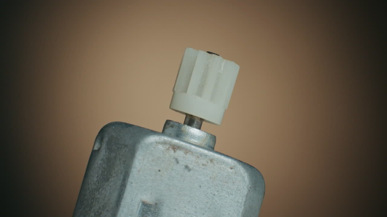 primer plano de un cabezal de engranajes de motor de corriente continua y toma macro de componentes electrónicos en la mesa giratoria