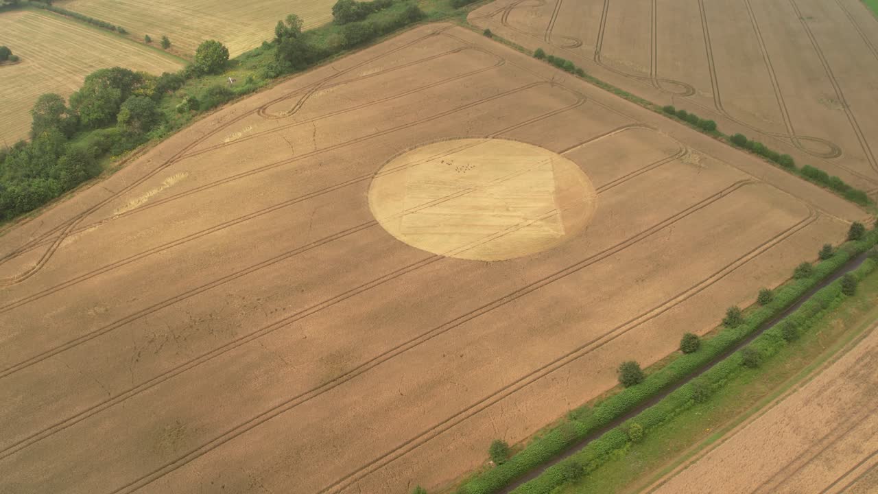 Veduta aerea che circonda i resti dorati di un disco di cerchio nel grano rimosso su un campo di grano a Tufton, nell'Hampshire