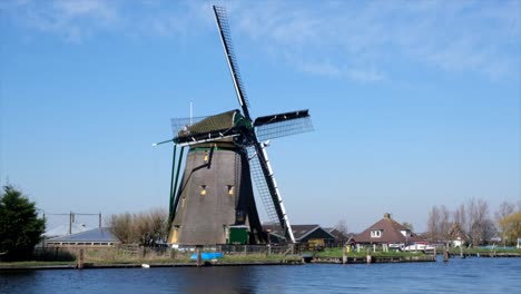 Traditionelle-Holländische-Windmühle-In-Betrieb