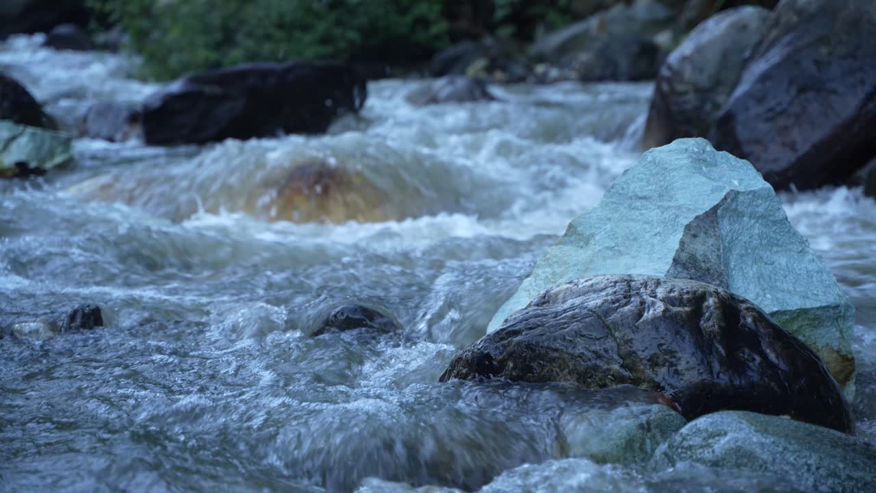 L'acqua scorre attraverso un fiume montano torrenziale