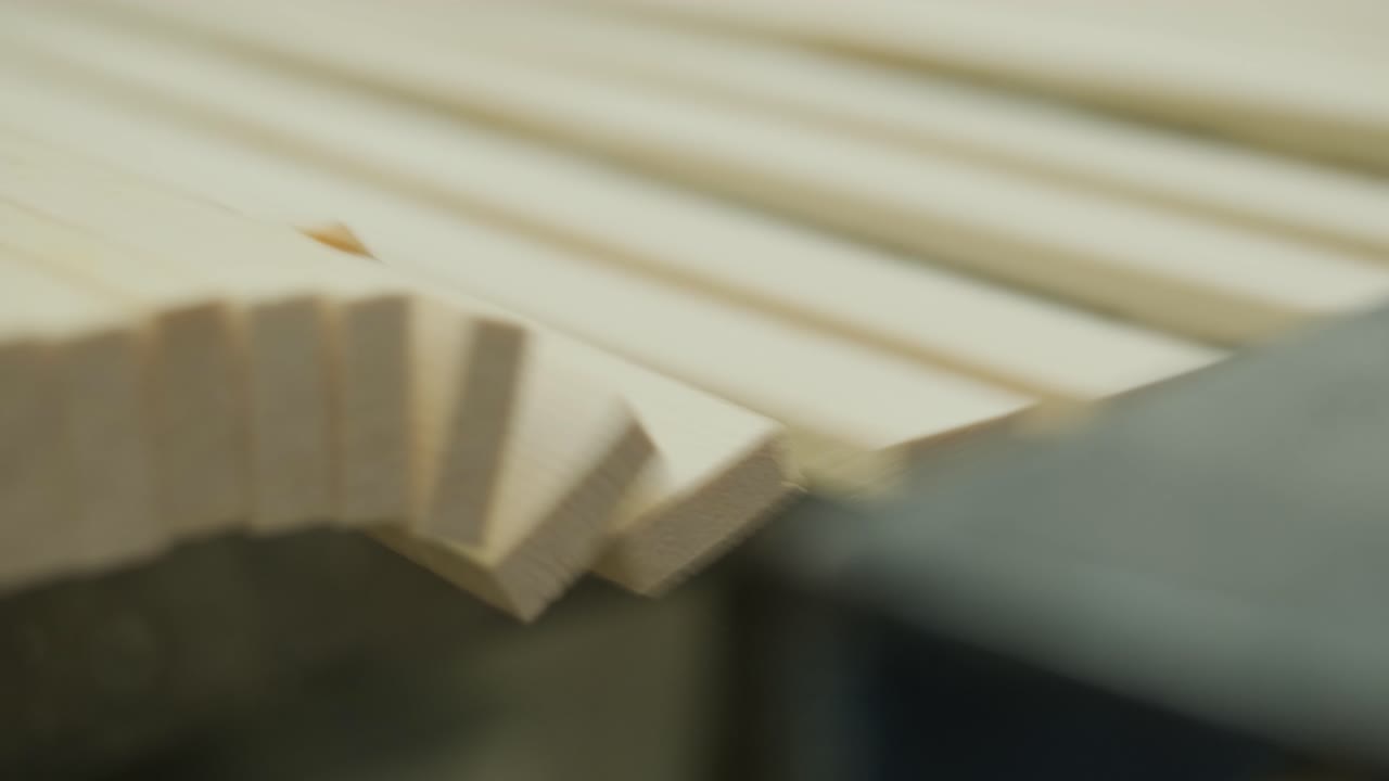 Detail dřevěných lamel zpracovávaných průmyslovými stroji