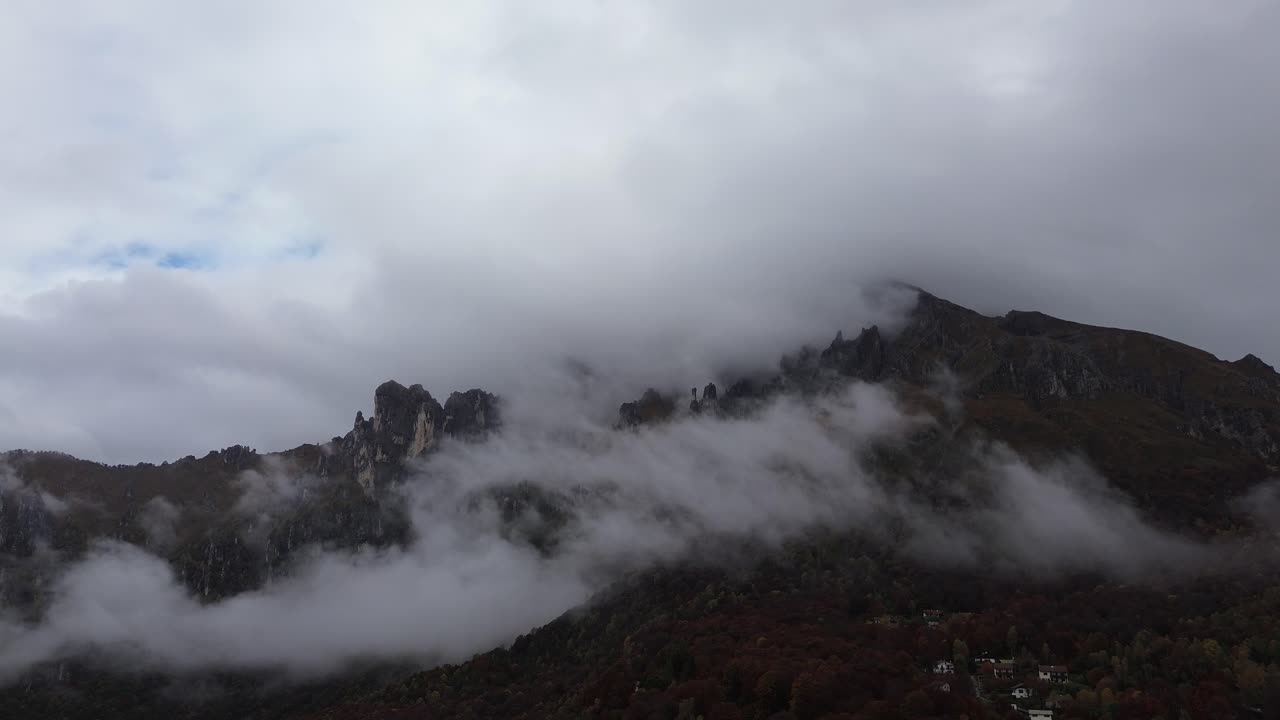 안개 가 가득 한 산악 풍경