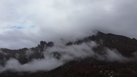 paisaje montañoso brumoso