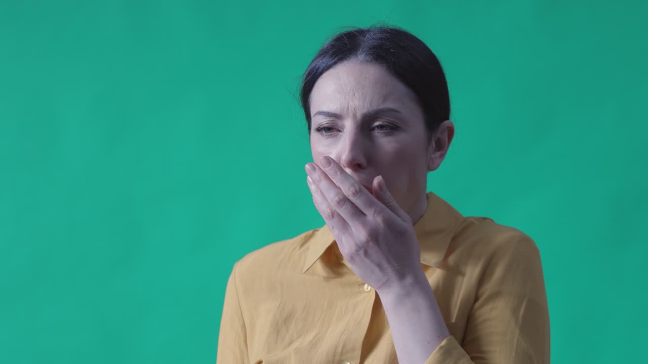 mujer joven con síntomas de infección viral