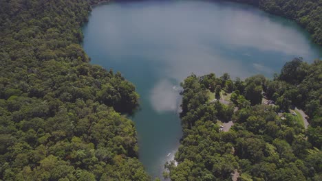 Paisaje-Idílico-Del-Lago-Eacham-En-Atherton-Tableland,-Queensland,-Australia---Toma-Aérea-De-Drones