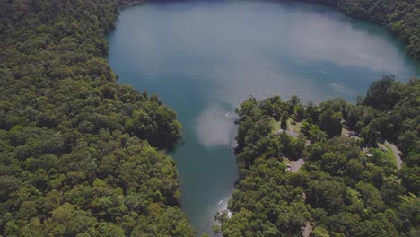 paisaje idílico del lago eacham en atherton tableland, queensland, australia - toma aérea de drones
