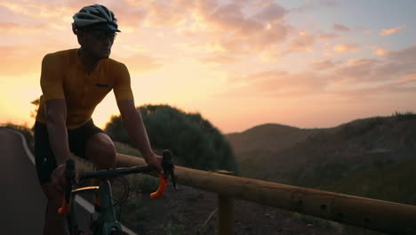 en cámara lenta, en una serpentina de montaña, el atleta pedalea mientras contempla una cautivadora vista de la isla, ilustrando el espíritu de un estilo de vida saludable