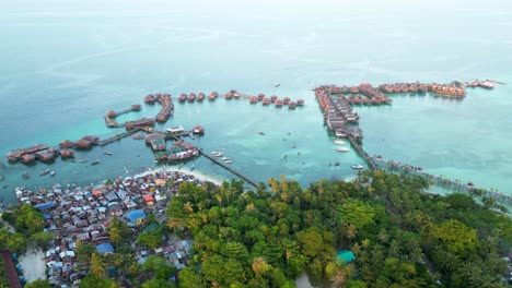 Hiperlapso-Aéreo-De-La-Isla-Mabul-De-Sabah,-Un-Paisaje-Cautivador-De-La-Comunidad-Bajau-Y-El-Complejo-Water-Village,-Que-Presenta-Un-Tapiz-Dinámico-De-La-Vida-En-Este-Paraíso-Costero-De-Malasia.