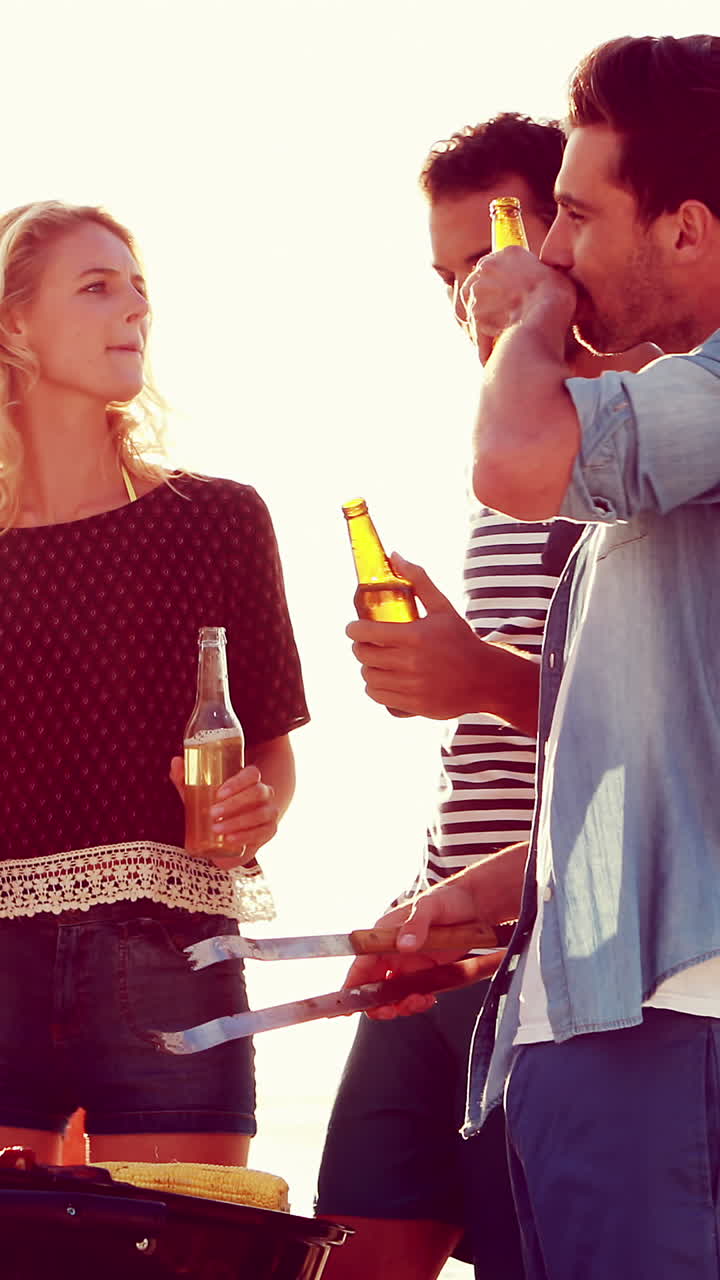 amigos felices haciendo una barbacoa.