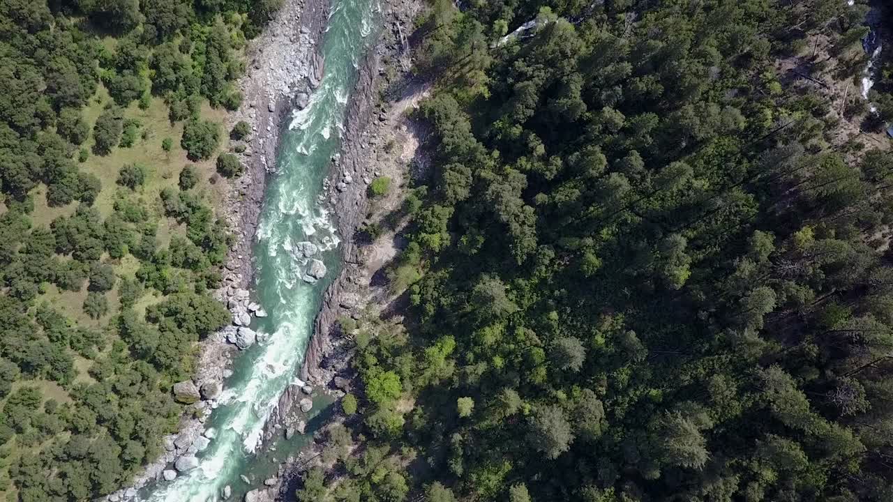 toma aérea de un río en california