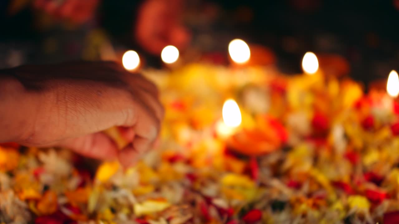 Amici e famiglia che decorano per la festa indù di Diwali