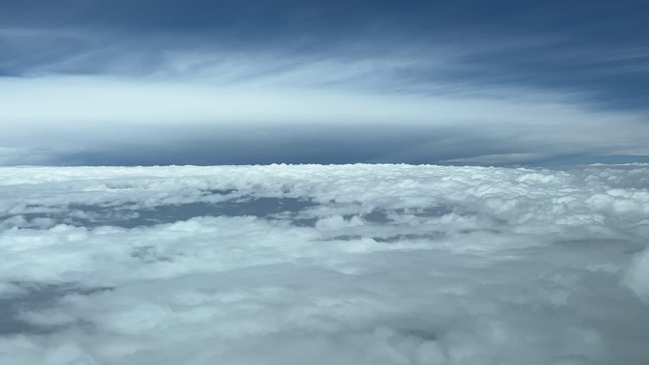 volando a través de un cielo turbulento con la parte superior de un enorme cumulonimbus por delante, forma de yunque perfecta