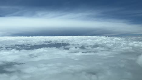 volando a través de un cielo turbulento con la parte superior de un enorme cumulonimbus por delante, forma de yunque perfecta