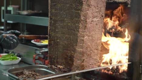 video de kebab doner turco, en la calle istiklal, en la plaza taksim, en el pueblo de beyoglu, en estambul, turquía
